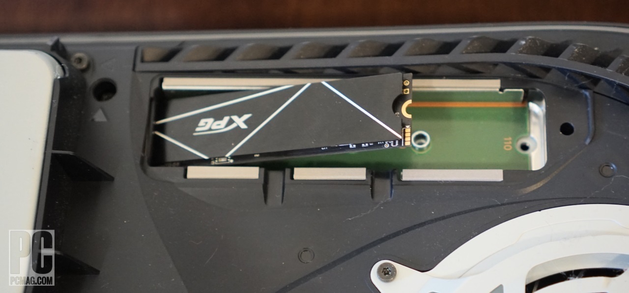 Inserte el SSD en la ranura de expansión