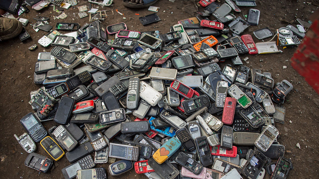 Teléfonos en espera de reciclaje esparcidos por el suelo