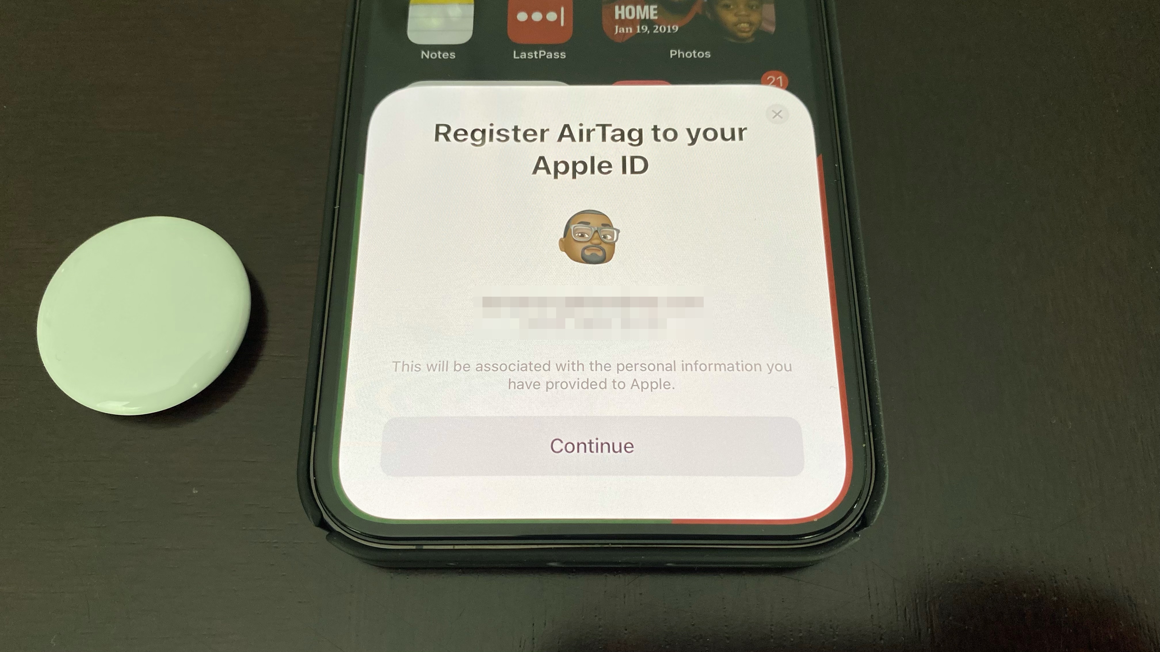 Mensaje de registro de id y airtag de Apple que se muestra en el iphone