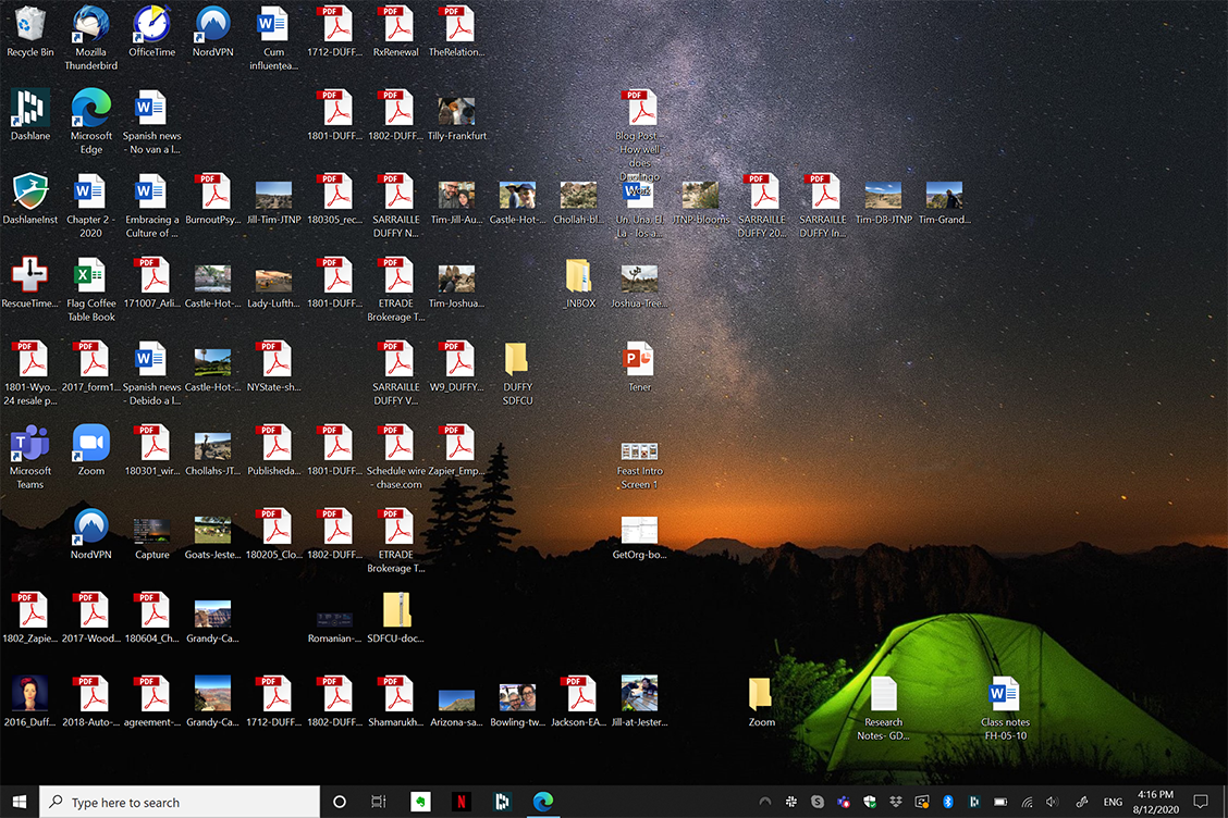 El escritorio de Windows muestra muchos íconos desordenados