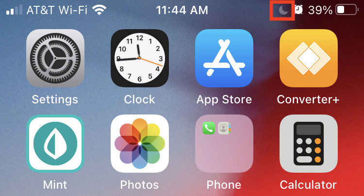iPhone que muestra No molestar con la luna en la barra de estado siguiente nivel de batería de texto
