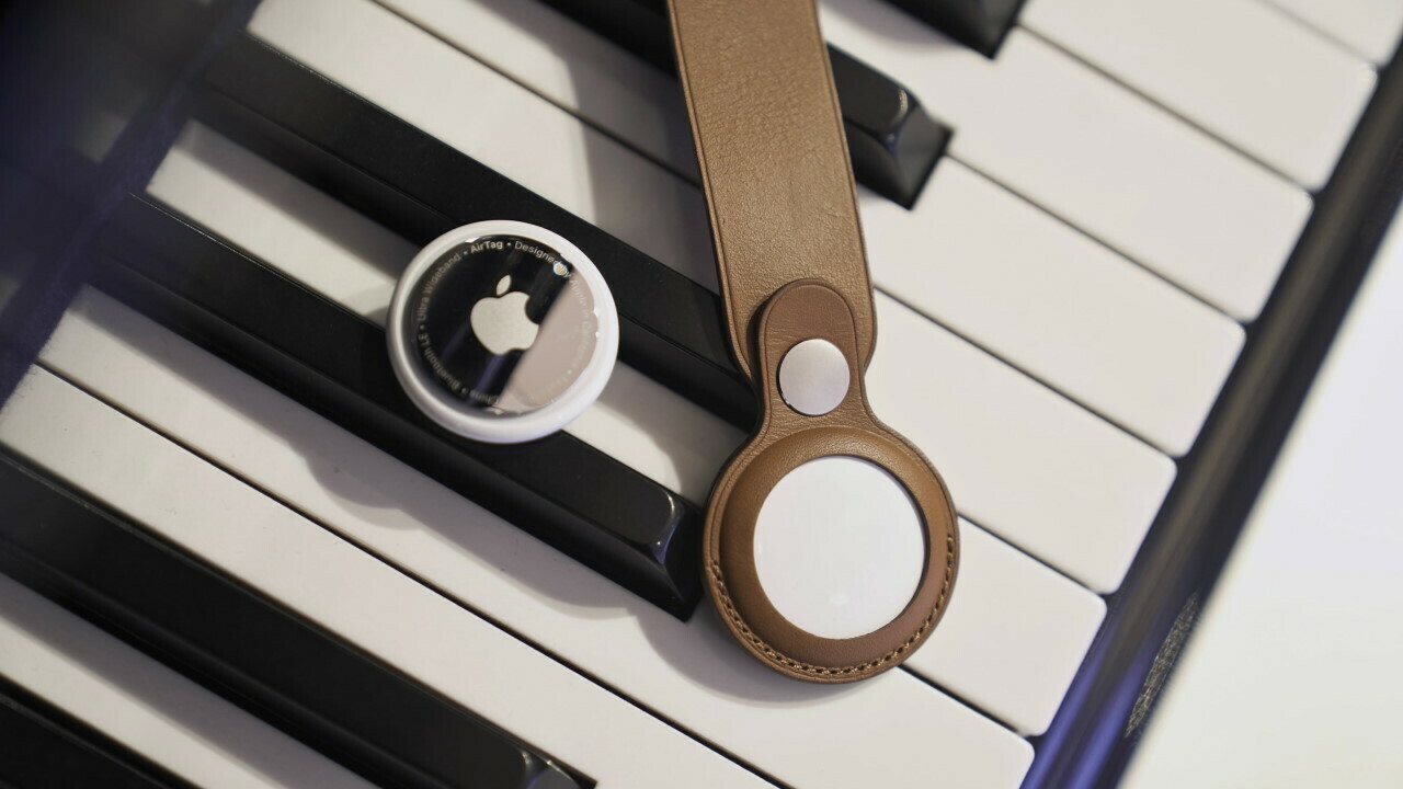 AirTags de Apple en las teclas del piano