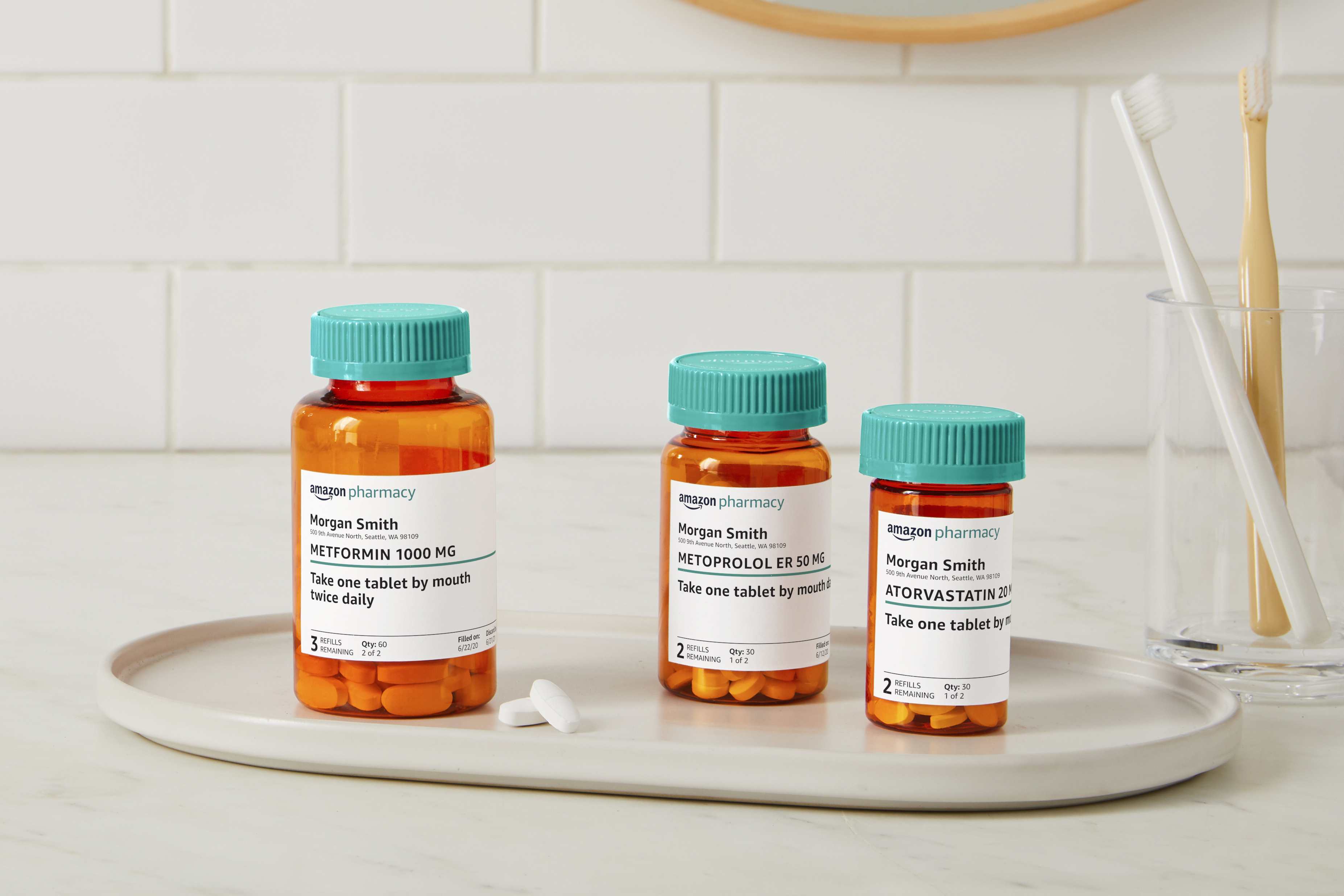3 frascos de pastillas en un mostrador con etiquetas de farmacia de amazon
