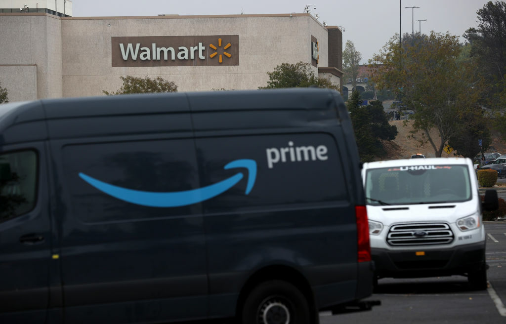 Amazon prime truck en el estacionamiento de una tienda walmart