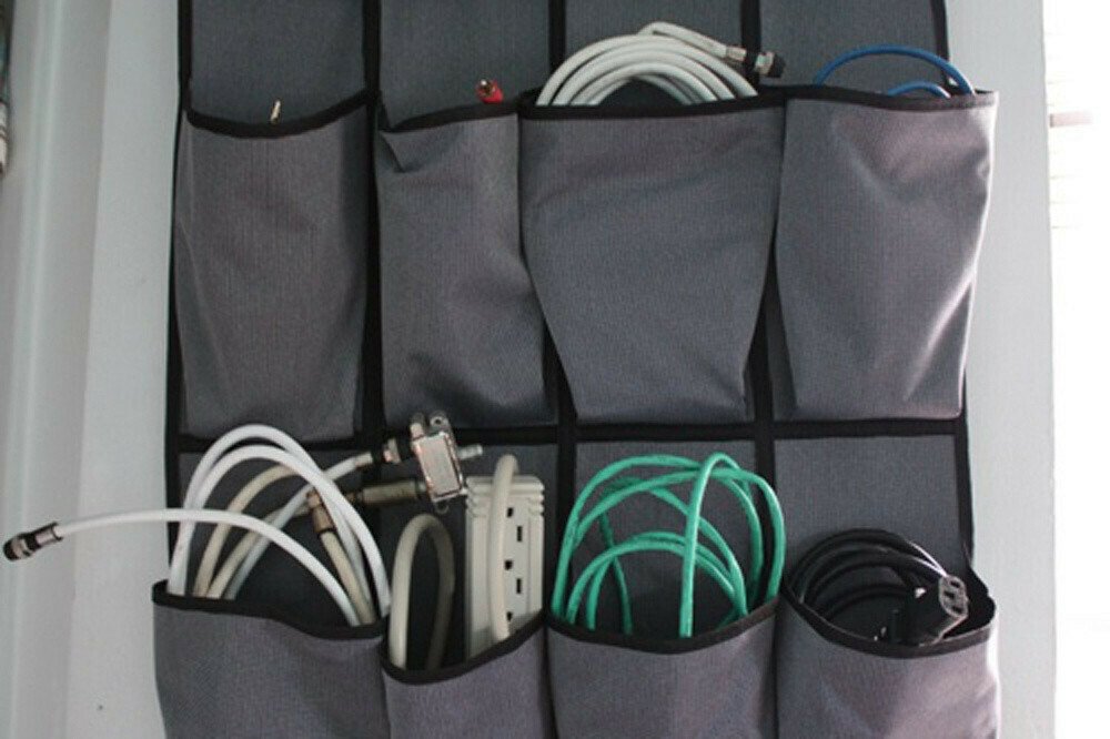 Un zapatero sobre la puerta que almacena ordenadamente paquetes de cables y cuerdas