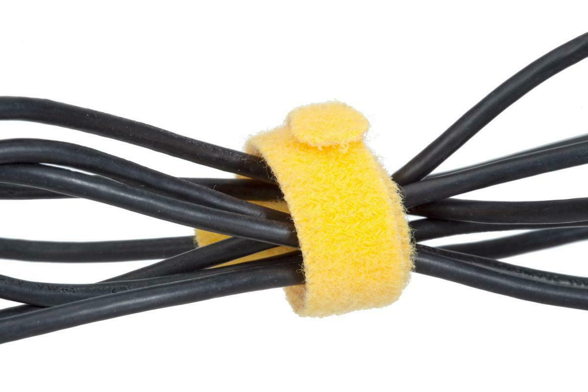 Primer plano de cables electrónicos agrupados con Velcro One-Wrap