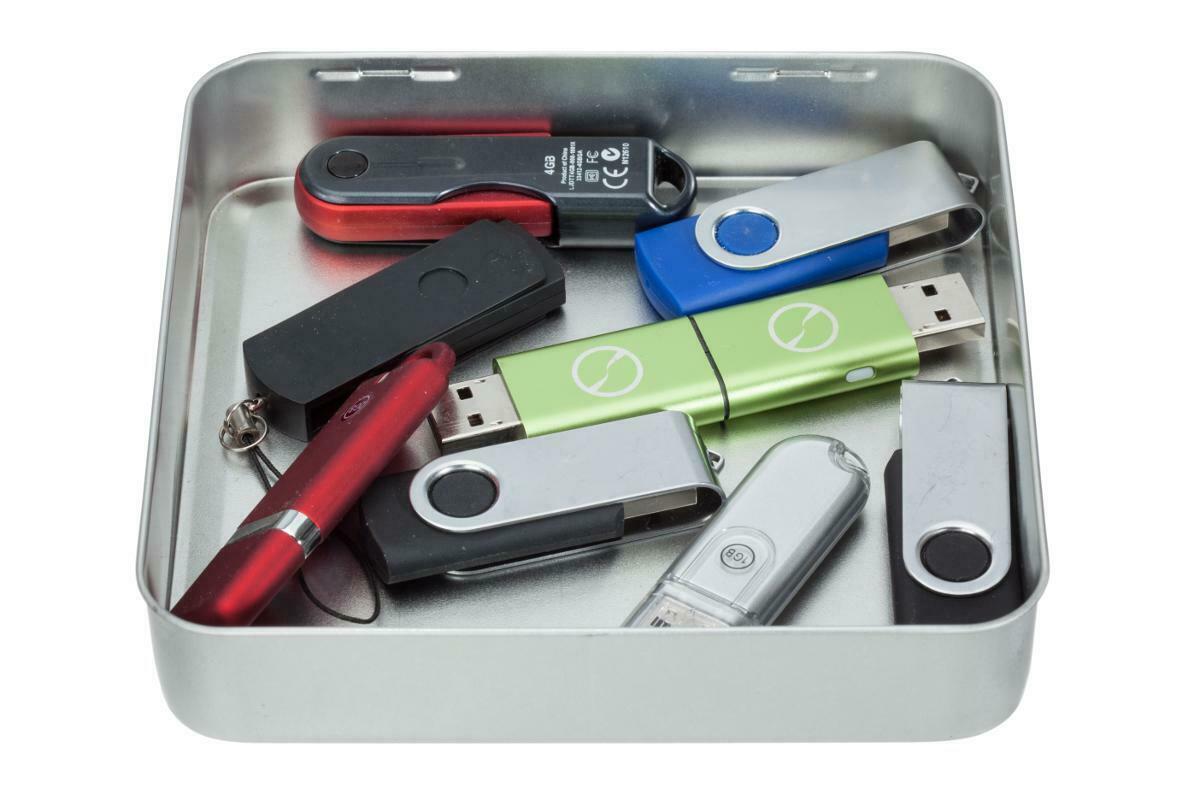 Lata pequeña llena de memorias USB