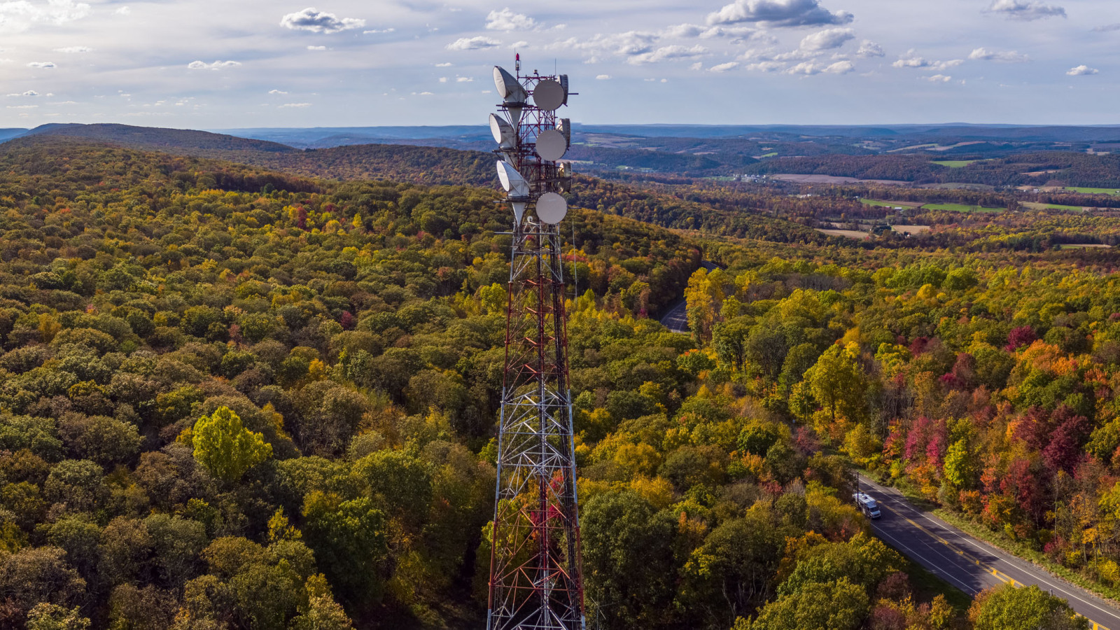 Torre celular frente a árboles