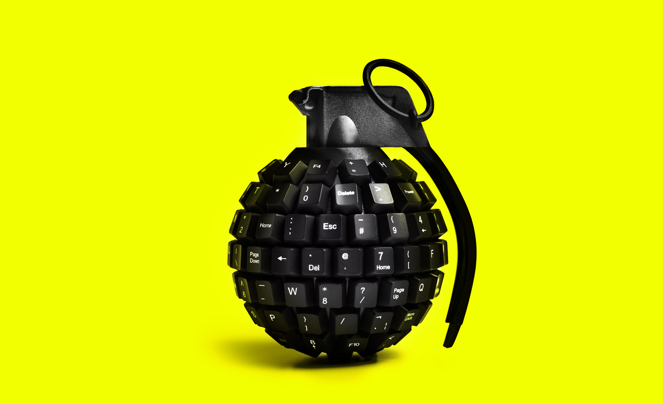 teclado negro en forma de granada frente a un fondo amarillo