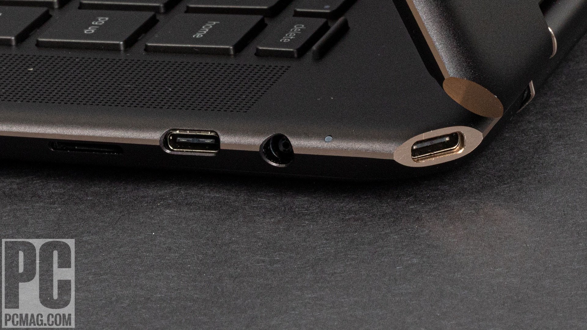 Laptop con USB-C y puertos de carga