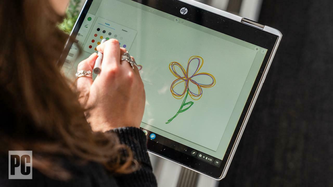 Una persona dibujando una flor en un Chromebook