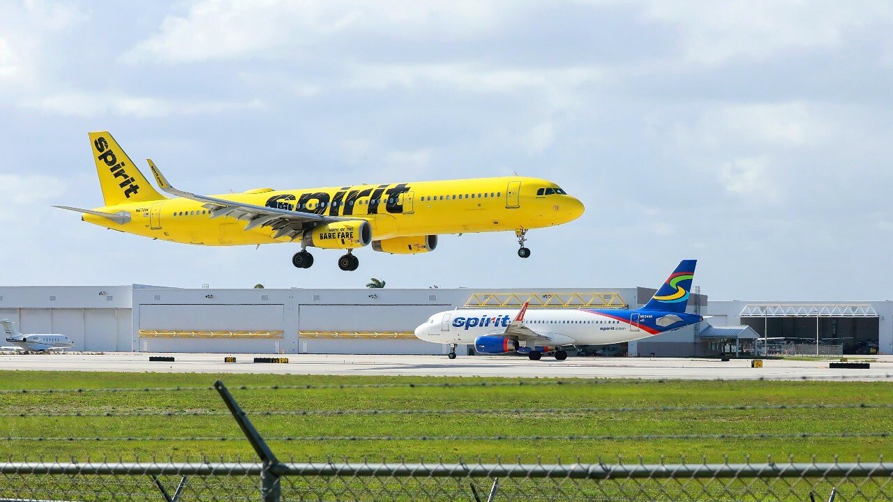 dos aviones diferentes de Spirit Airlines en la pista del aeropuerto