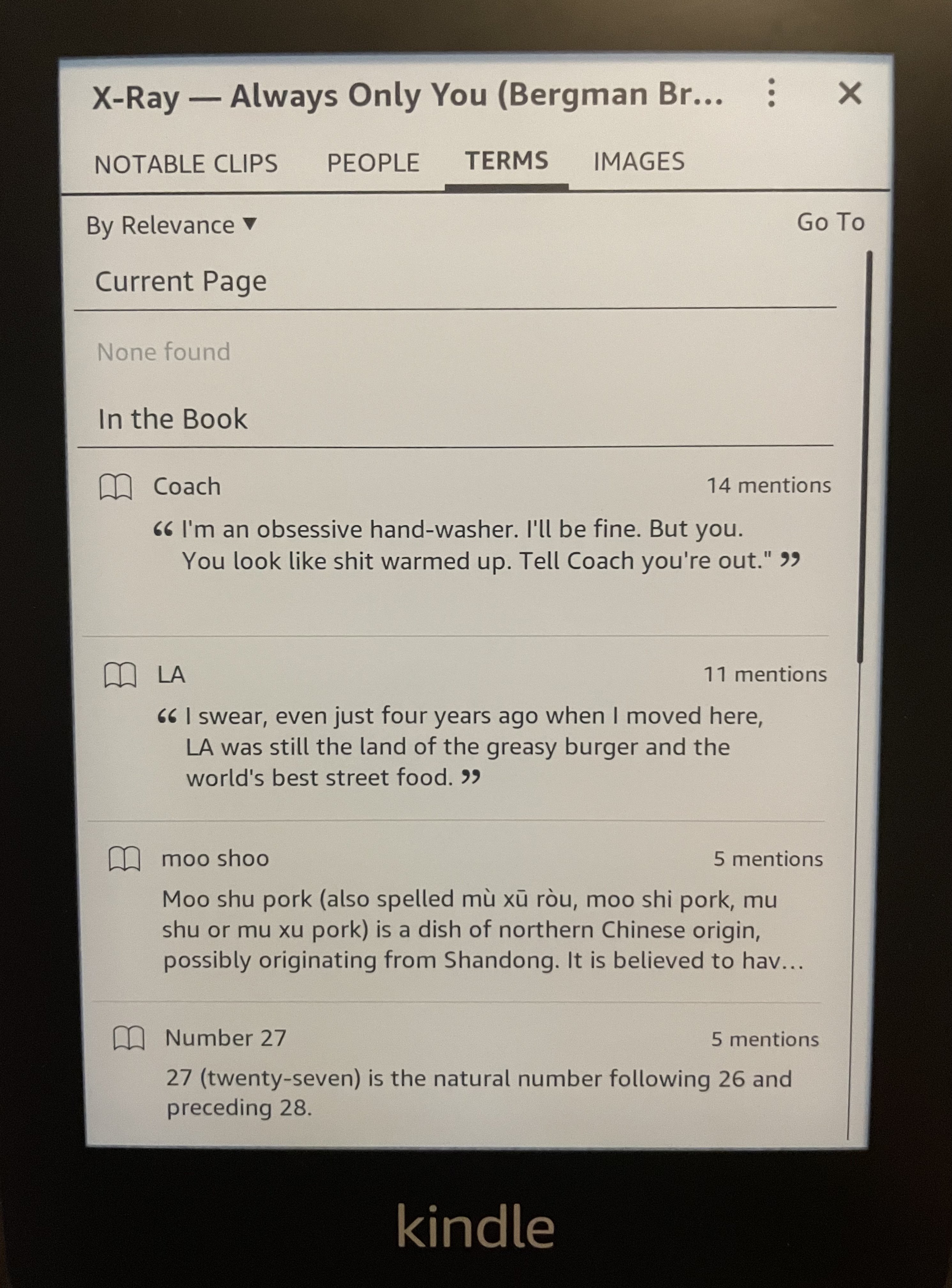 Un Kindle Paperwhite que muestra la función X-Ray, donde se incluye una lista de personajes y ubicaciones de un libro
