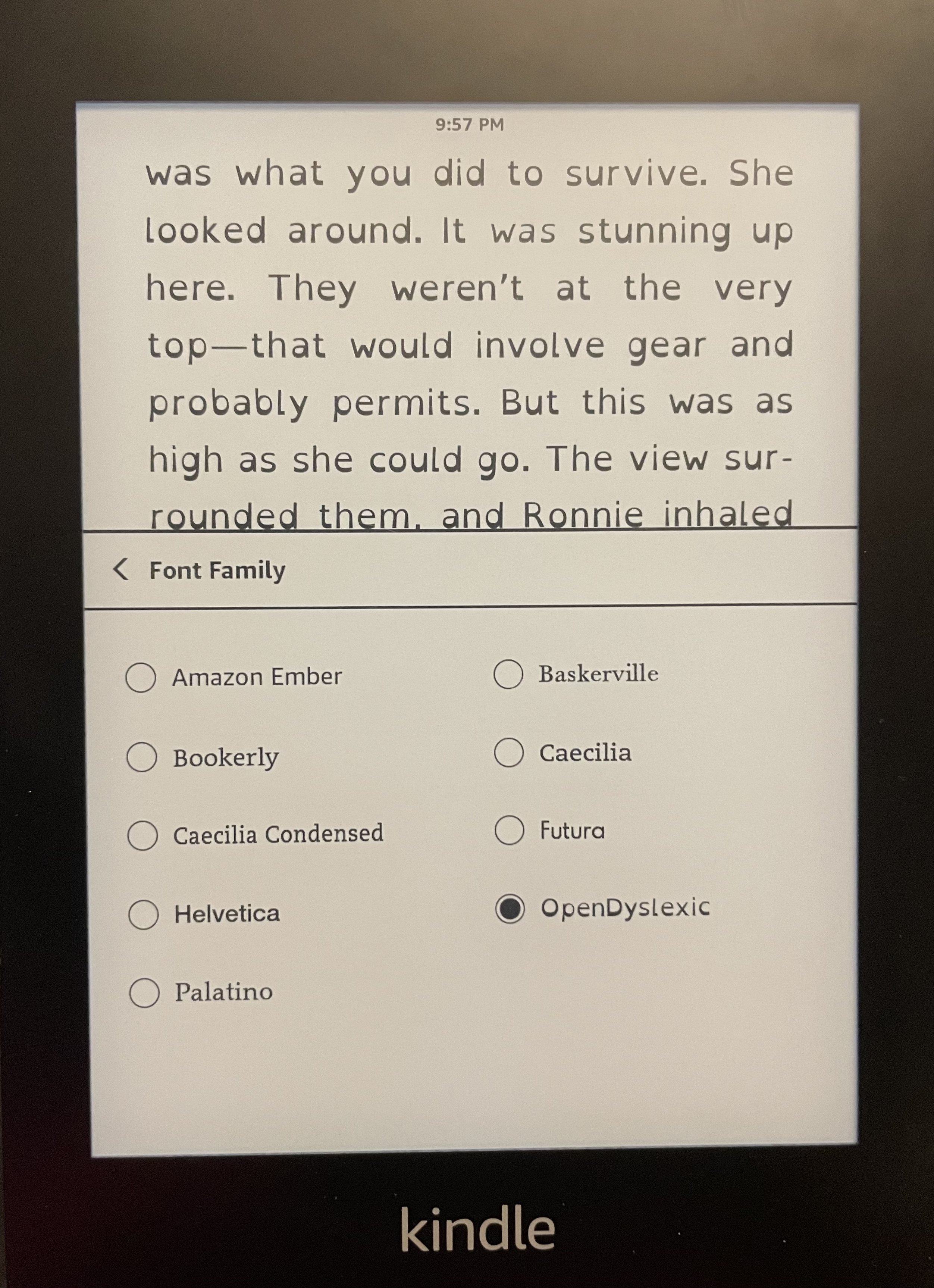 Un Kindle Paperwhite con la selección de fuente establecida en Open Dyslexic