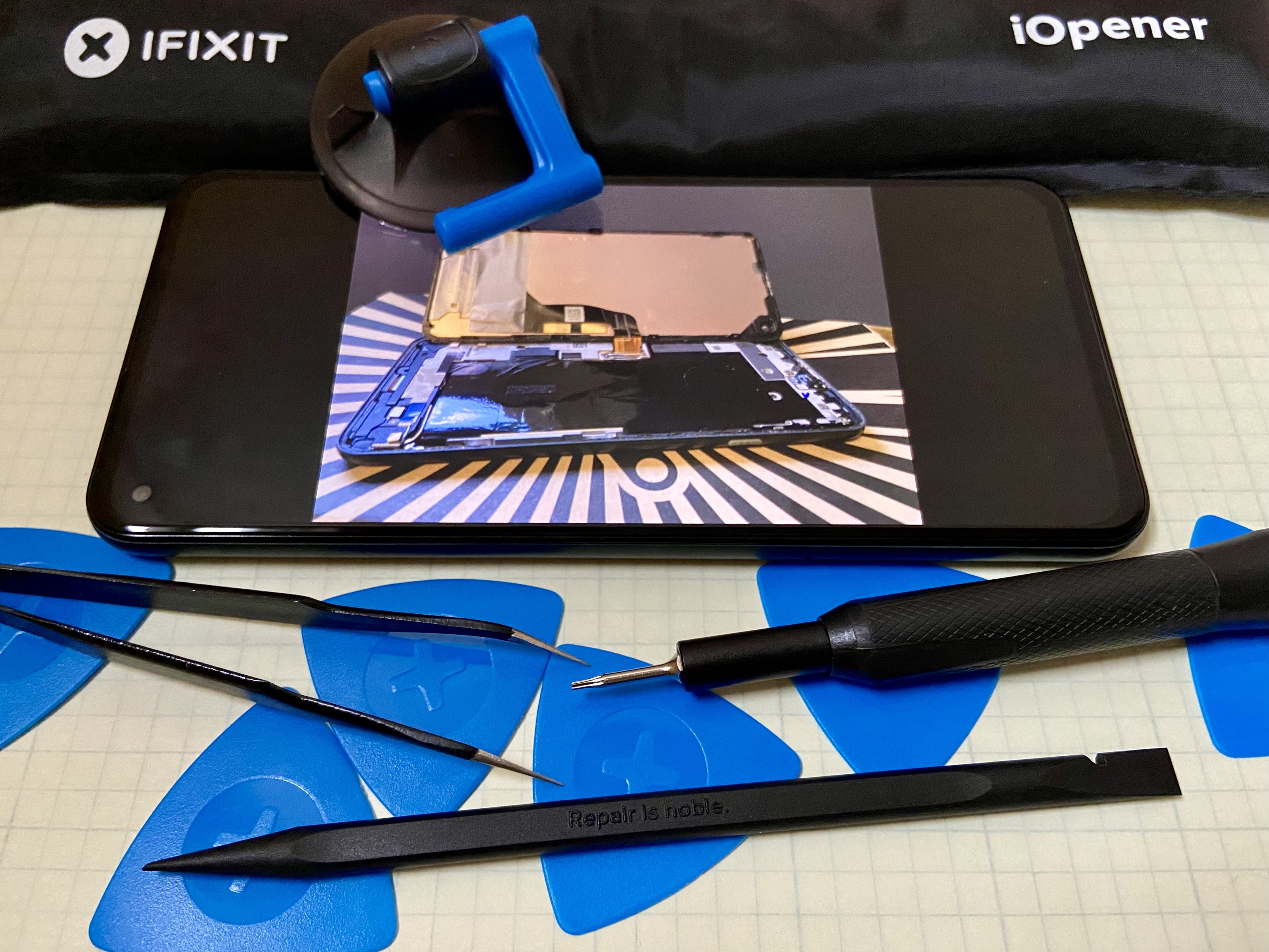 Las herramientas dentro de un kit iFixit de Pixel 5a. 