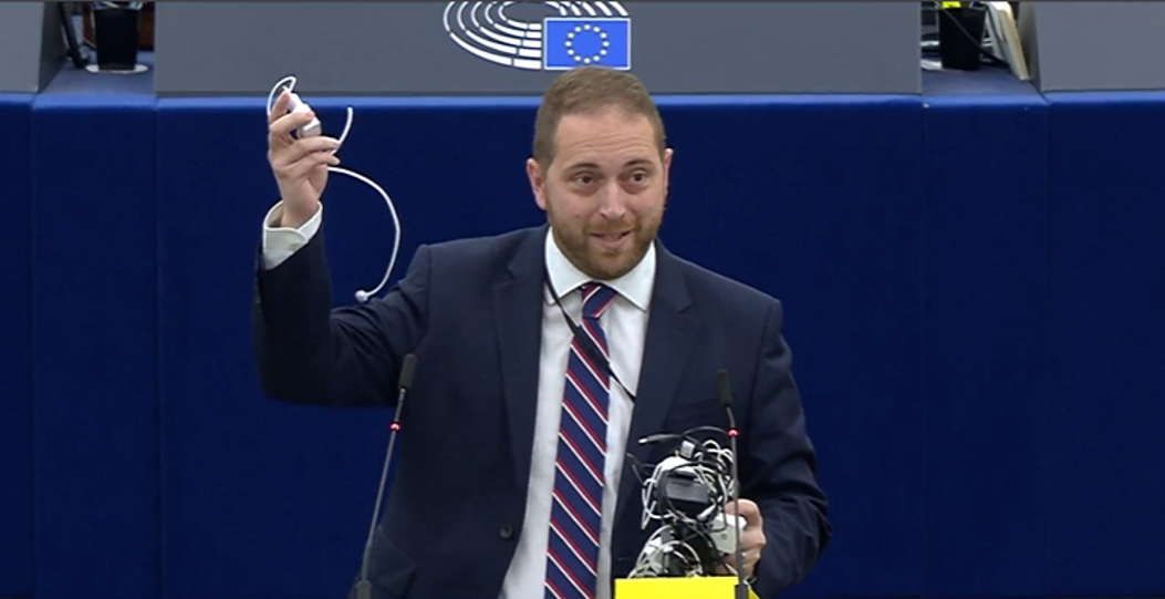 Agius Saliba Alex, ponente de la UE sostiene un cargador USB-C