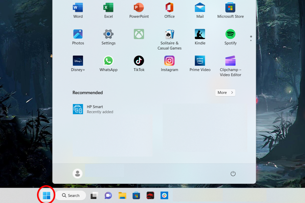 En la barra de tareas en la parte inferior de la pantalla, hay un ícono azul de Windows